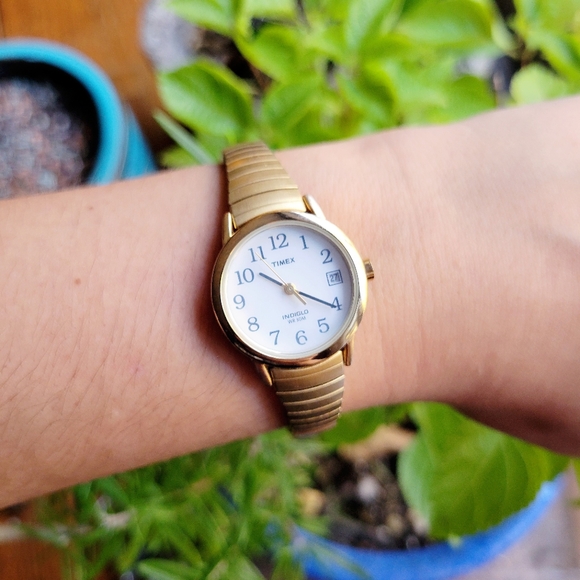 Vintage Timex Indiglo Womens Womans Gold Round Analog Calendar Stretch Watch - Picture 2 of 10